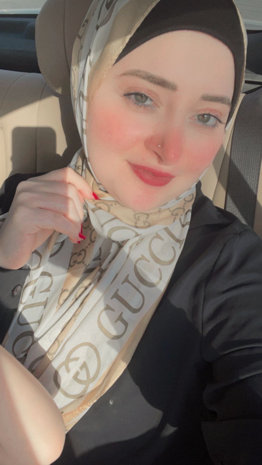 ملفايه مصرية سخنة في السيارة - حجاب غوتشي ونظرة تجنن 🔥