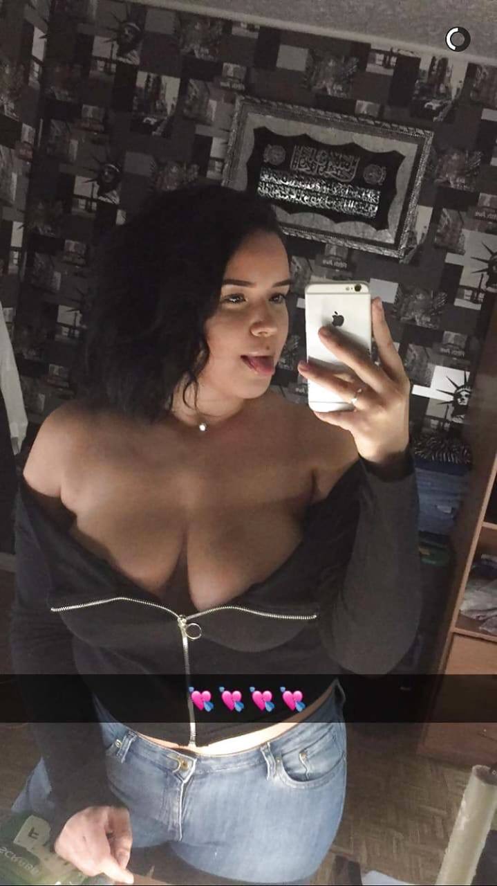 سكس مصري - بنت في بلوزة سحاب بزازها الكبيرة 🔥