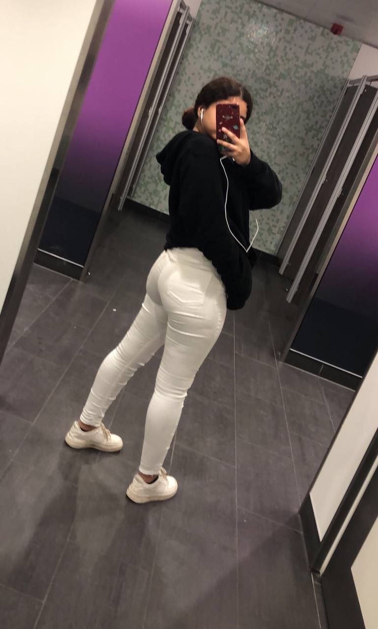 سكس مصري - طيز بنت مليانة في بنطلون أبيض ضيق 🔥
