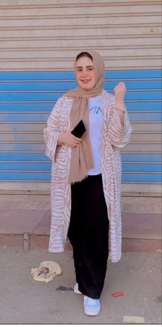 ملفايه مصرية حلوة في عباية زيبرا - جسمها يجنن 🔥