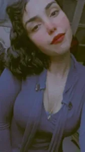 سكس مصري - بنت في بلوزة بنفسجي بتبين صدرها 🔥